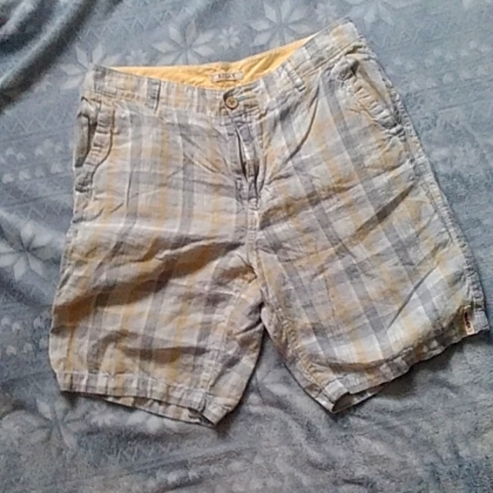 Men's TOMMY BAHAMA size 33 shorts